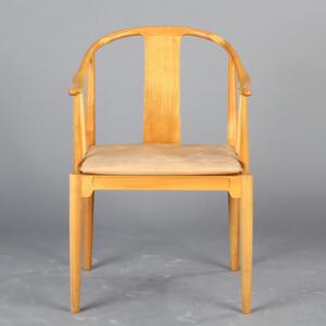 Hans J. Wegner Kinastolen. Armstol af kirsebær, løs hynde i sæde betrukket med dybthæftet naturskind. Model 4283.