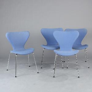 Arne Jacobsen Syveren. Et sæt på fire stole med stel af forkromet stål, skal med blå uld. Udført hos Fritz Hansen, 1996. 4
