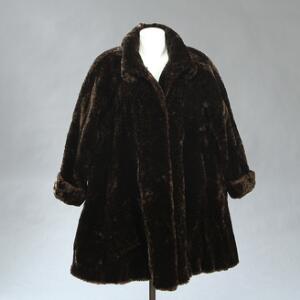Frakke med leopardprint. Str. 42. L. ca. 96 cm.