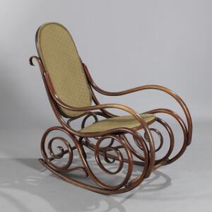 Thonet, tilskrevet Gyngestol af formspændt delvis mahognibejdset bøgetræ, sæde og ryg med senere stofpolstring. Ca. 1900.