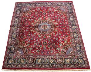 Kashmar medaljontæppe, prydet med blomster og bladværk på rød bund. Persien. 20. årh. 345 x 289.