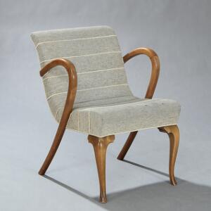 Dansk møbeldesign Armstol med stel af bøg. Sæde samt ryg betrukket med banesyet lys grå uld.