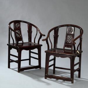 Et par kinesiske armstole af poleret elmetræ, såkaldte Horseshoe-Back Chairs. 19.20. årh. 2.