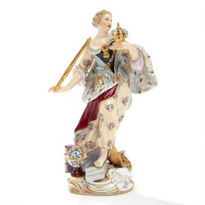Europa. Figur af porcelæn, Meissen, dekoreret i overglasur farver og guld. H. 14,5.