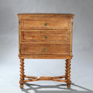 Dansk Louis XVI kommode af egetræ, med front hvori tre skuffer. 18. årh.s slutning. Senere underdel med snoede ben. H. 100. B. 74. D. 34.