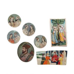 Syv indiske miniature malerier på ben og elfenben i form af diverse scenerier bl.a erotisk motiv. 20. årh.s begyndelse. H. ca. 5-10 cm. 7