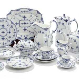 Musselmalet Helblonde, Halvblonde og Riflet. Kaffe- spisestel af porcelæn, Kgl. P., dekoreret i underglasur blå, bestående af 51 dele. 51