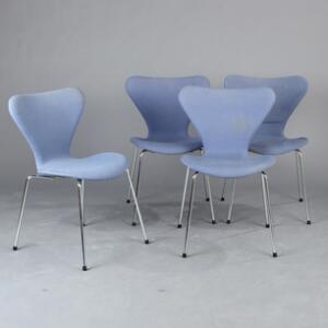 Arne Jacobsen Syveren. Et sæt på fire stole med stel af forkromet stål, skal med blå uld. Udført hos Fritz Hansen, 1983 - 1986. 4