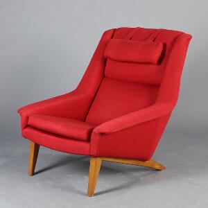 Folke Ohlsson Højrygget lænestol med rødt uld, ben af teak. Model 4410. Udført hos Fritz Hansen, 1963.