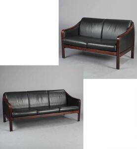 Dansk møbeldesign To- og tre-personers sofa betrukket med sort skind, stel af bejdset træ. Hynder mrk. HS Design. L. 130 og 188. 2