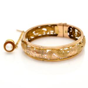 Armring samt perlevedhæng af 14 kt. guld prydet med kulturperle samt lås af 8 kt. guld. Diam. 6 cm. Vægt 30,5 gr. 2