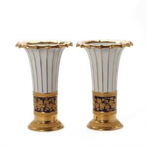 Et par Hetsch vaser af porcelæn, dekorerede i blåt og guld.  Juliane Maries mærke. Royal Copenhagen. H. 27. 2