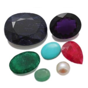Samling af uindfattede smykkesten og perle bestående af smaragder, safir, rubin, ametyst, turkis og ferskvandskulturperle. Certifikater medfølger. Ca. 2013. 7