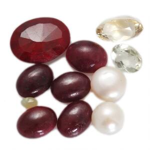 Samling af uindfattede smykkesten og perler, bestående af rubiner, ferskvandskulturperler, citrin, katteøje og ametyst. I alt ca. 97.68 ct.