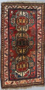 Antikt Karabagh tæppe, Design med tre klassiske kantet ornamenter. 20. årh.s begyndelse. 230 x 121.