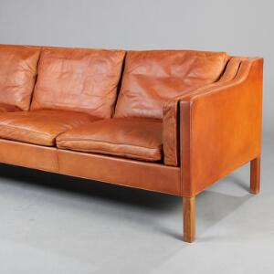 Børge Mogensen Fritstående tre-personers sofa med cognacfarvet skind, ben af mahogni. Udført hos Fredericia Furniture. L. 222.