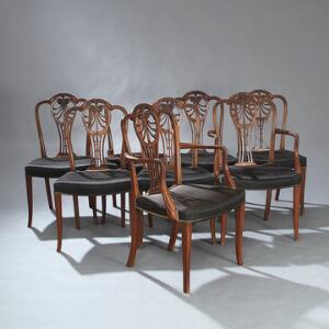 Et sæt på otte engelske stole, heraf to med armlæn, af mahogni, sæde betrukket med hestehår. George III stil, 20. årh. 8