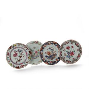 Tre kinesiske famille rose tallerkener og en kinesisk Imari tallerken, dekorerede i farver og guld. Qianlong 1736-1795. Diam. 22,5 cm. 4