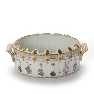 Flora Danica iskumme til glas af porcelæn, dekoreret i farver og guld med blomster. 3531. Royal Copenhagen. L. 34 cm.