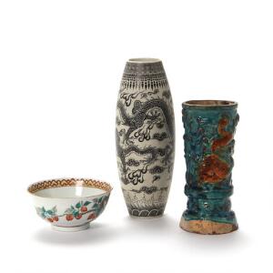 Kinesisk skål af porcelæn, 20. årh samt to dekorative vaser af porcelæn og keramik. H. 6-26 cm. 3