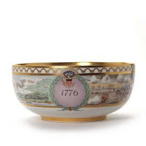Den amerikanske uafhængighedserklæring 1776, jubilæumsbowle af porcelæn. 16512500. Royal Copenhagen. Certifikat medfølger. H. 14,5 cm. Diam. 33.
