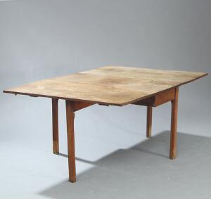 Engelsk klapbord af lys mahogny, med to lange klapper. England, 19. årh. H. B. D. 72. L. 48158. D. 117.