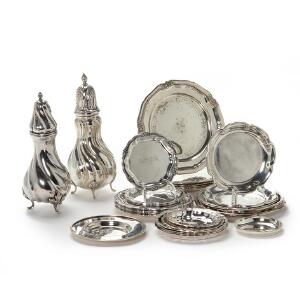 Samling sølv bestående af diverse flaske- og glasbakker samt to strøbøsser. Danmark mm. 20. årh. Vægt 2555 gr. 32