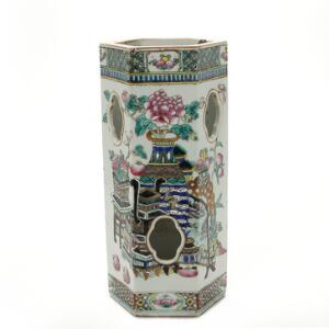 Hatstand af porcelæn, dekoreret i farver med påfugl, blomster og kostelige ting. Kina 19. årh. H. 38,5 cm.
