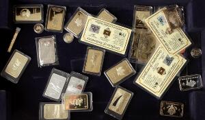 Metalkuffert med diverse forgyldte medailler, mikro-guldbarrer, rør med bladguld, små guld-mønter og barrer i ukendt metal og lødighed. 67
