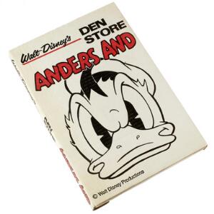 First edition of Den Store Anders And Walt Disney Den store Anders And. Cph 1974. 1st edition. Folio. In orig. celleophane protector and orig. box.