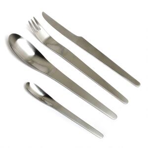 Arne Jacobsen AJ. Bestik af mat, rustfrit stål, bestående af 48 dele. Udført og stemplet hos Georg Jensen. I ubrudt emballage. 48