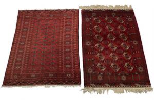 To Bochara tæpper prydet med gentagelsesmønster på rød bund. Persien. 20. årh. 184 x 132 og 192 x 119. 2
