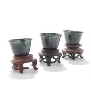 Tre kinesiske miniatureskåle af spinatjade på stand af udskåret træ. 19.-20. årh. H. 2,5. Diam. 3,5. 3