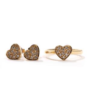 Diamantsmykkesæt af 18 kt. guld, bestående af ring og et par ørestikker, prydet med talrige brillantslebne diamanter. Ringstr. 53. 3