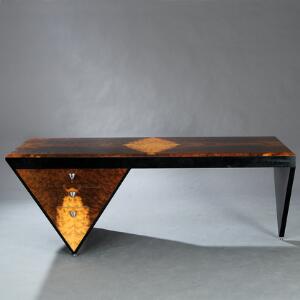 Klaus Wettergren Fritstående skrivebord med stel af sortlakeret træ opsat på trekantet stel - ene ende med skuffemodul.