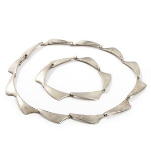 Leddelt smykkesæt af sterlingsølv, bestående af halskæde og armbånd. L. 36,5 og 18. 2