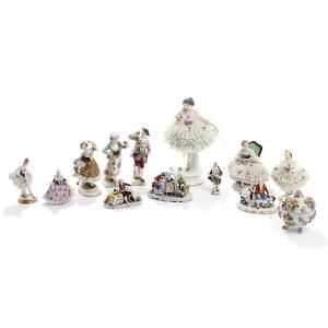 En samling figurer af porcelæn samt lågkrukke. Bl.a. F.  W. Goebel og Triebner, Ens  Eckert. H. 8-22. 13