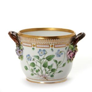 Flora Danica vinkøler af porcelæn, dekoreret i farver og guld med blomster. 3570. Royal Copenhagen. H. 12 cm.