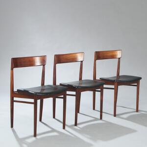 Henry Rosengren Hansen Tre sidestole af palisander opsat på tilspidsende ben. Sæde betrukket med sort vinyl. Model 39. 3