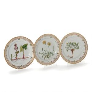 Flora Danica to frokosttallerkener af porcelæn, dekorerede i farver og guld med blomster. 3550. Royal Copenhagen. Diam. 22 cm. 21