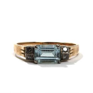 Viggo Wollny Akvamarin- og diamantring af 14 kt. guld, prydet med facetsleben akvamarin flankeret af fire enkeltslebne diamanter. Ringstr. 56.