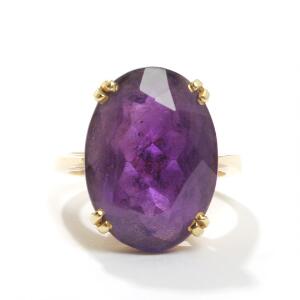 Ametystring af 14 kt. guld, prydet med oval facetsleben ametyst. Vægt 7,2 gr. Ringstr. 52.