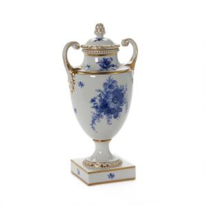 Fürstenberg pokalvase af porcelæn dekoreret i underglasur blå og guld. 19. Årh. H. 39 cm.