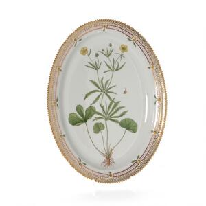 Flora Danica fad af porcelæn, dekoreret i guld og farver med blomster. 3519. Royal Copenhagen. L. 44 cm.
