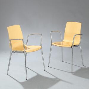 Jorge Pensi Et sæt på seks stabelstole med stel af stål. Sæde og ryg af formbøjet lamineret ahorn. Udført hos Akaba. 6