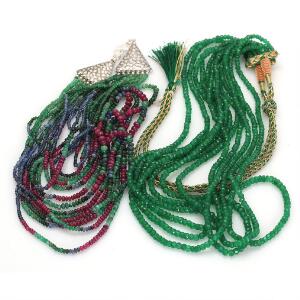 To halskæder prydet med henholdsvis perler af facetsleben smaragd og perler af cabochonslebne smaragder, safirer og rubiner. 2