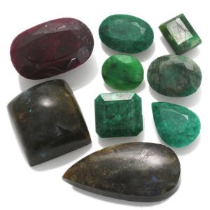 Samling af uindfattede facetslebne smykkesten bestående af rubin på ca. 627.40 ct., to labradoritter og seks smaragder. Ca. 2013. 9