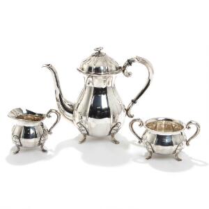 Kaffeservice af sølv, bestående af kaffekande, sukkerskål og flødekande. Rococoform, 1958. Vægt ca. 595 gr. 3