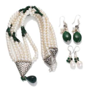 Smykkesæt bestående af et par perleørestikker af sterlingsølv, treradet perlehalskæde og et par smaragdørestikker. Ca. 2013. 5