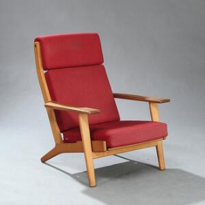 Hans J. Wegner GE 290. Højrygget lænestol af eg, løse hynder samt nakkestøtte betrukket med rød uld. Udført hos Getama.